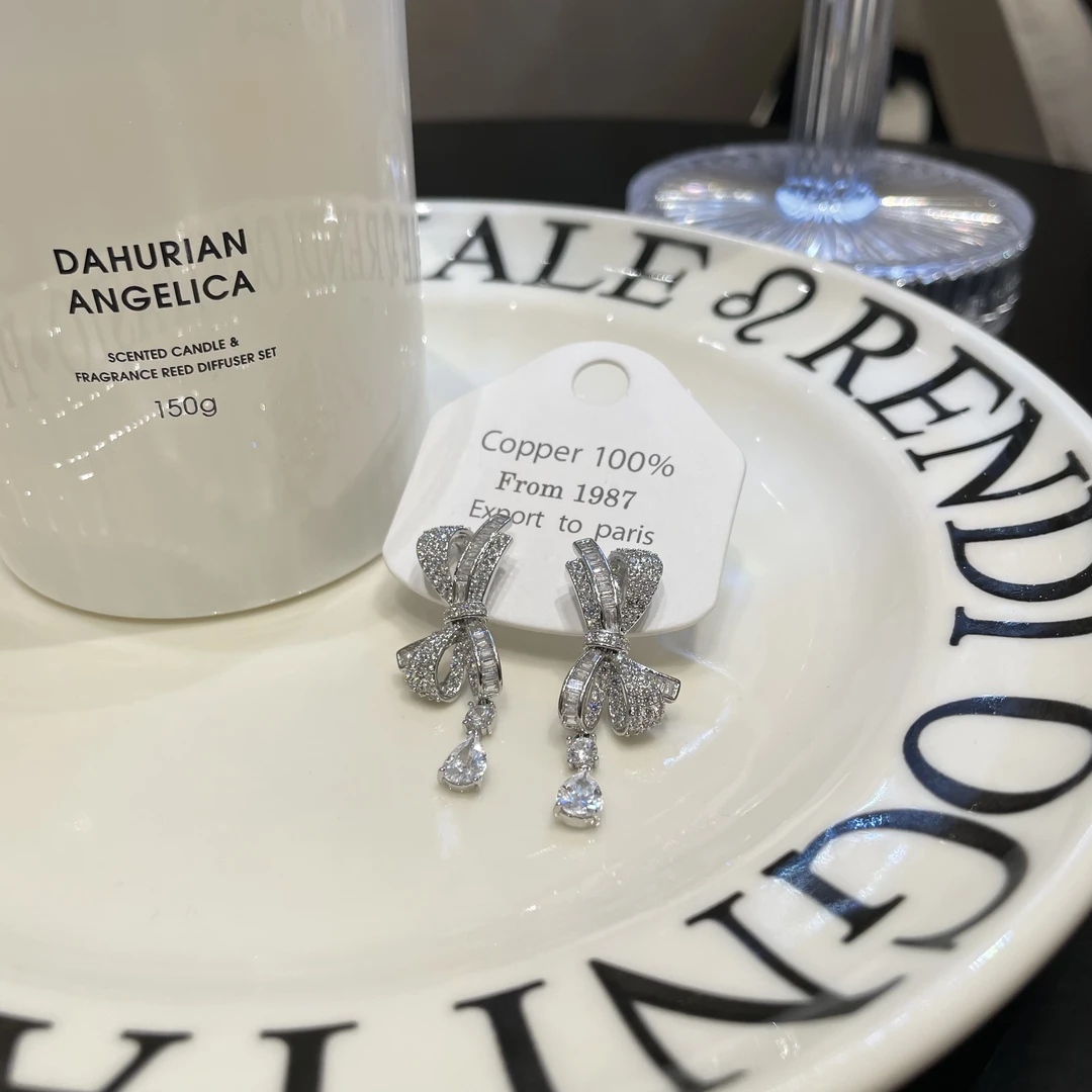 铜合金锆石耳饰 轻奢气质铜合金锆石耳饰满钻蝴蝶结设计师耳钉