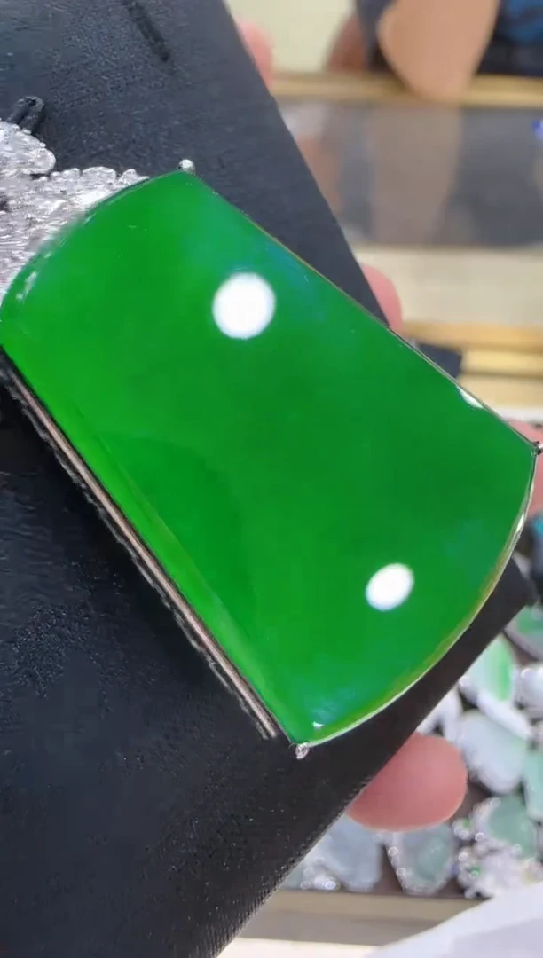 【闪购商品】翡翠吊坠(不含链)18K金镶嵌
