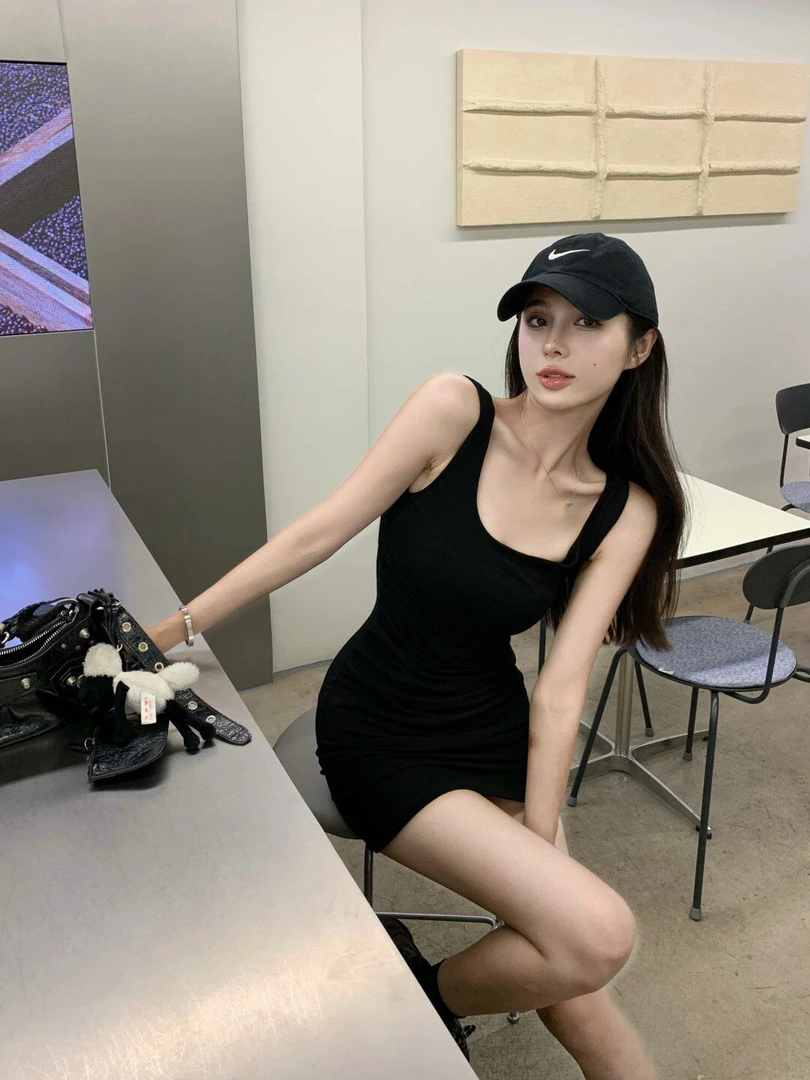 辣妹简约纯色方领吊带连衣裙女夏季小众设计感修身收腰包臀短裙子