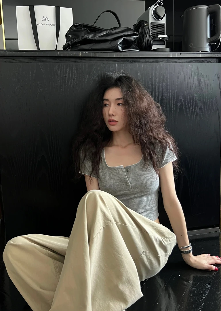 设计感小众U领性感短袖T恤女春夏纯欲辣妹休闲拼接修身短款上衣