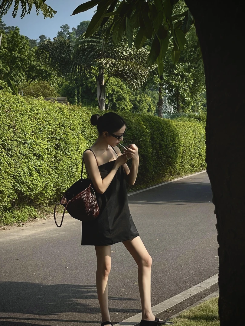 时尚高级感辣妹吊带连衣裙女装夏季2025新款性感露背上衣气质短裙