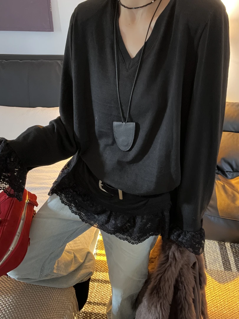 【Miss 程】2024 V领下摆拼蕾丝边百搭T恤