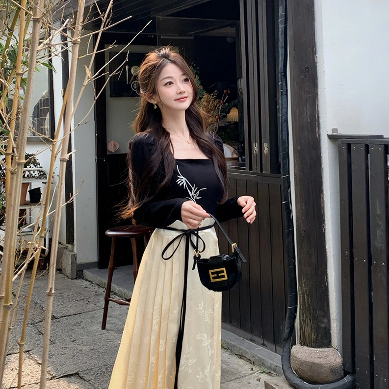 24022901L 新中式刺绣方领连衣裙女夏季收腰系带长款马面裙