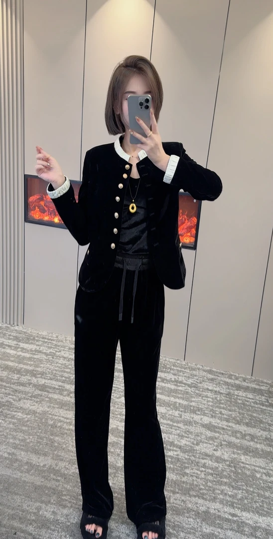 《桃熹》2024新款欧货金扣丝绒小香风洋气法式气质立领上衣