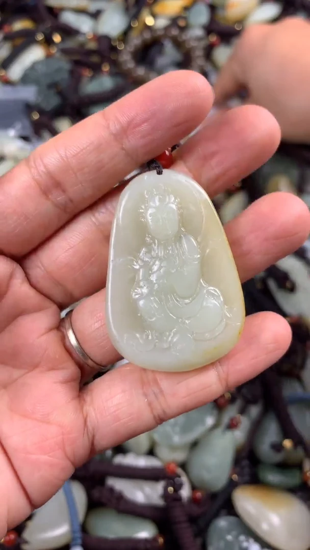 【闪购商品】和田玉颈饰未镶嵌多样性发货没有证书.拍一发一，有瑕