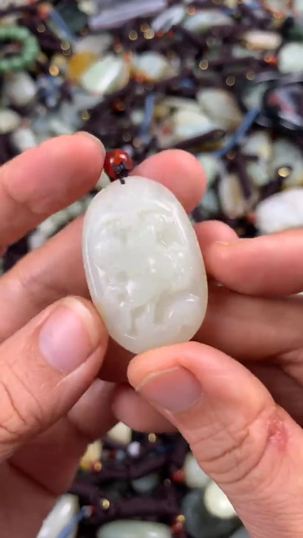 【闪购商品】和田玉颈饰未镶嵌多样性发货没有证书.拍一发一,有瑕