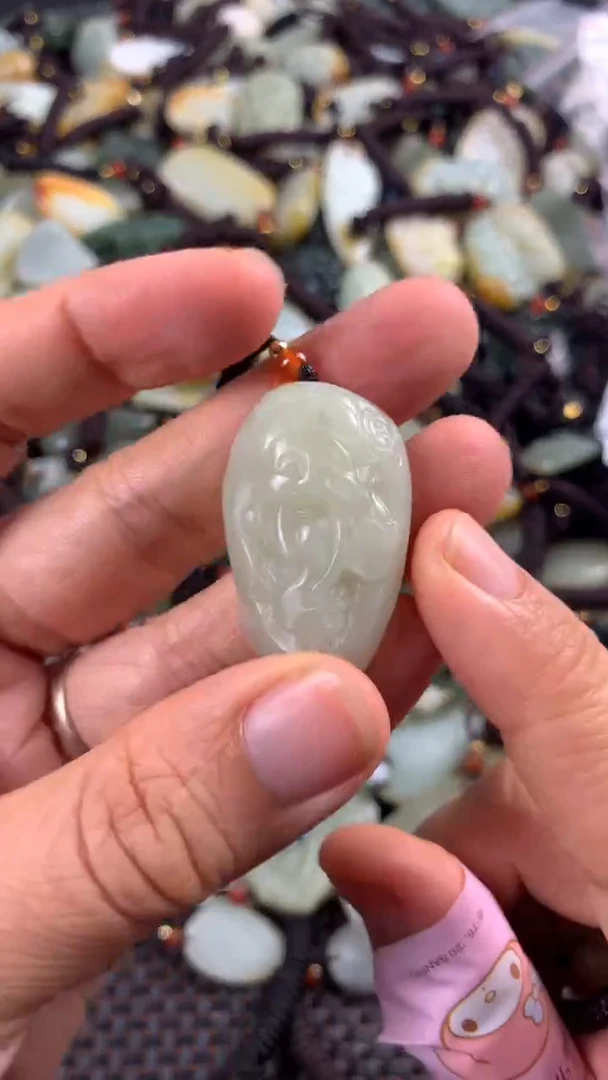 【闪购商品】和田玉颈饰未镶嵌多样性发货没有证书，拍一发一.有瑕