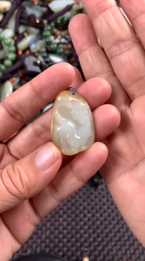 【闪购商品】和田玉颈饰未镶嵌多样性发货没有证书.拍一发一,有瑕