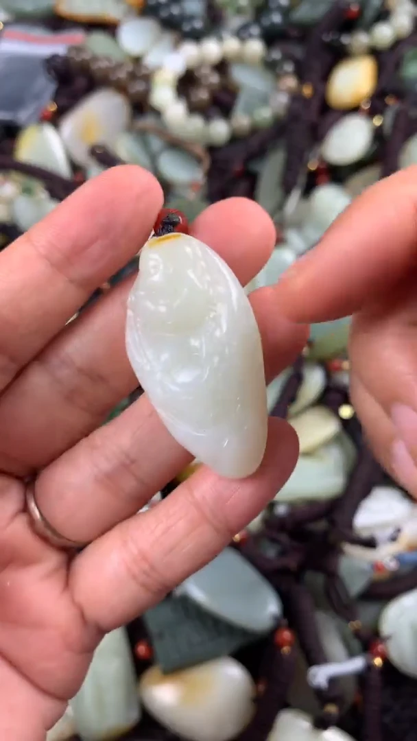 【闪购商品】和田玉颈饰未镶嵌多样性发货没有证书.拍一发一,有瑕
