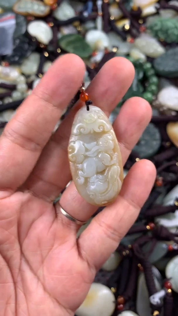 【闪购商品】和田玉颈饰未镶嵌多样性发货没有证书.拍一发一,有瑕
