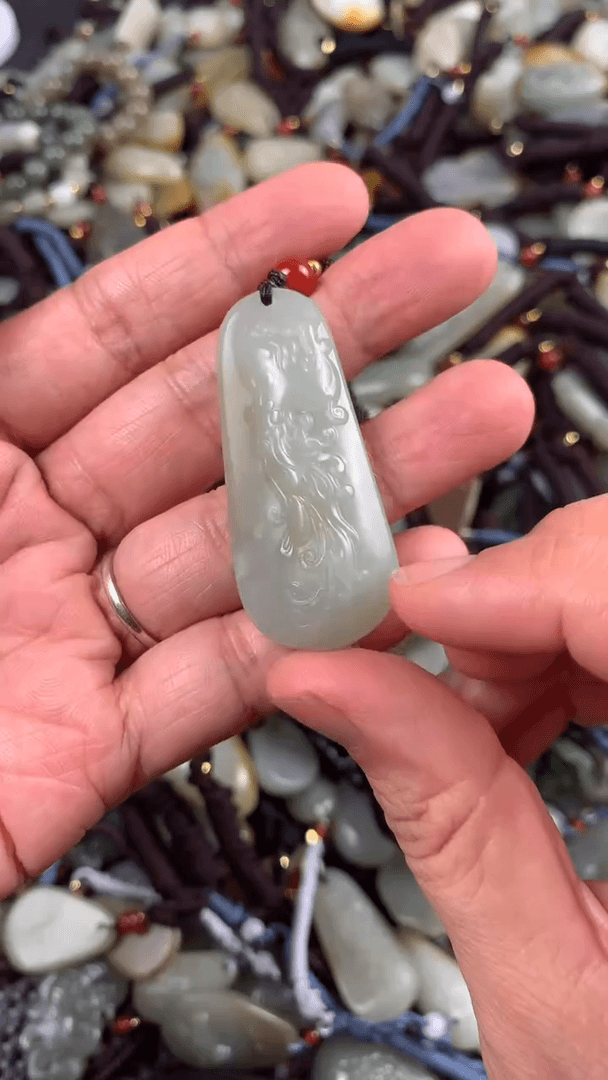 【闪购商品】和田玉颈饰未镶嵌多样性发货没有证书，拍一发一.有瑕