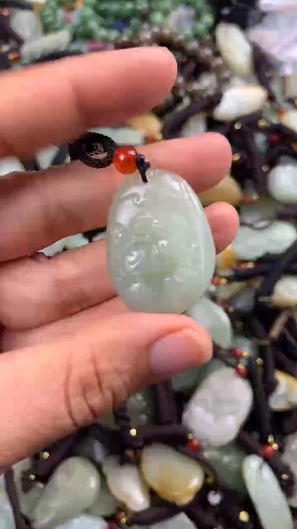 【闪购商品】和田玉颈饰未镶嵌多样性发货没有证书.拍一发一,有瑕
