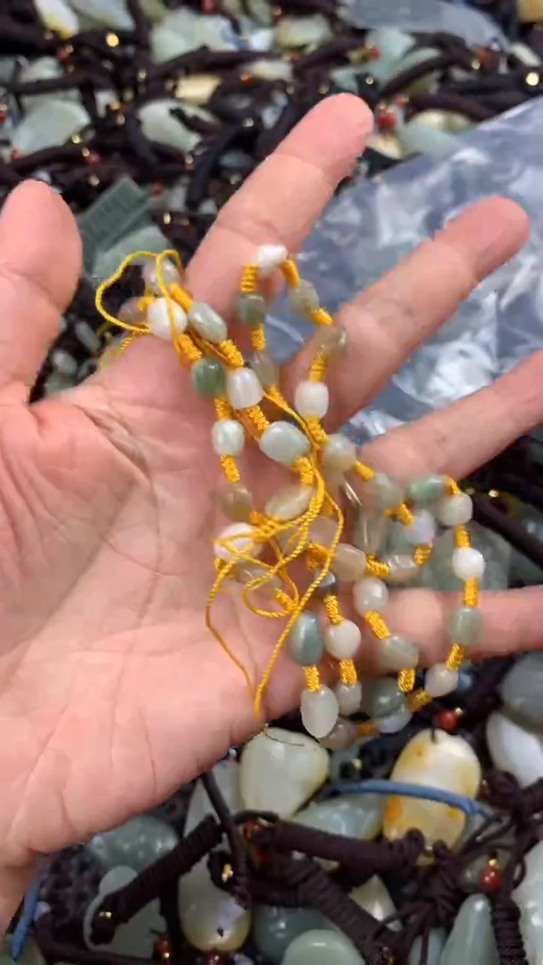 【闪购商品】和田玉颈饰未镶嵌多样性发货没有证书.拍一发一,有瑕
