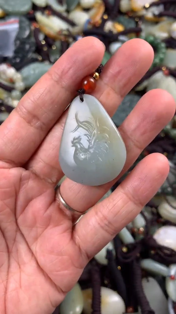 【闪购商品】和田玉颈饰未镶嵌多样性发货没有证书.拍一发一,有瑕