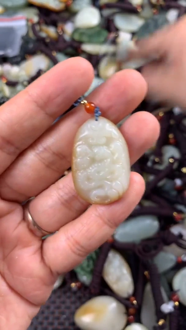 【闪购商品】和田玉颈饰未镶嵌多样性发货没有证书.拍一发一，有瑕