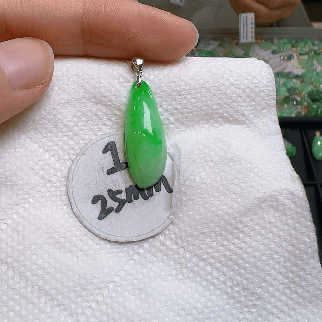 翡翠颈饰18K金镶嵌翡翠