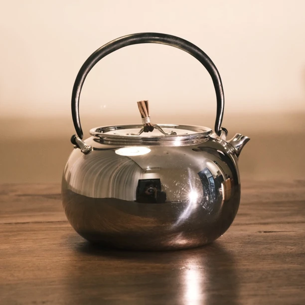 王师-口打出银壶