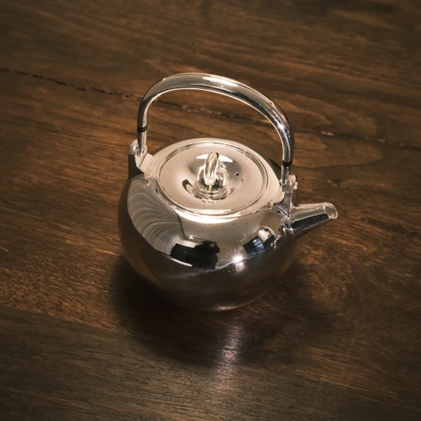 王师-容量600毫升 宝珠形光面亮银镂空把手纯银壶