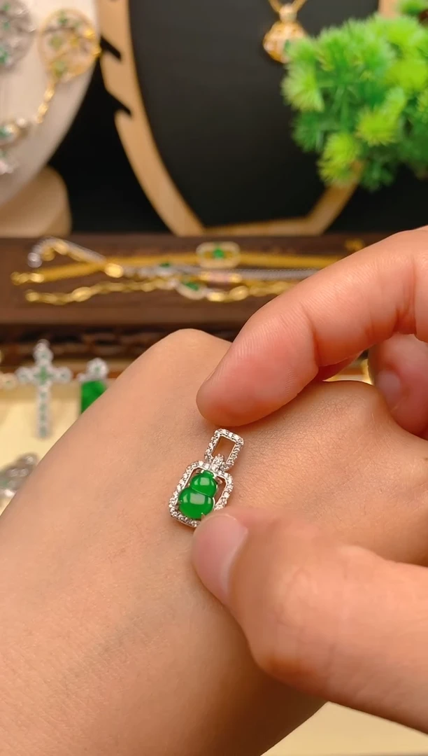 【闪购商品】翡翠吊坠(不含链)银S925镶嵌葫芦