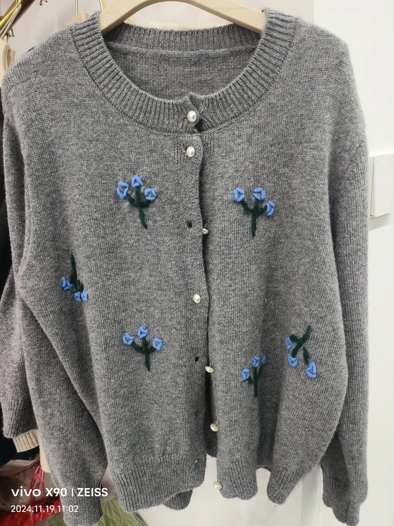 良玉推荐刺绣蓝花珍珠扣上衣