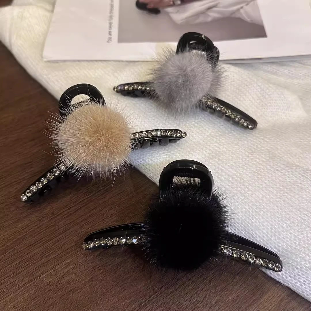 2024秋冬水貂毛球水钻发夹抓夹发抓大号盘发鲨鱼夹头饰毛绒绒发饰
