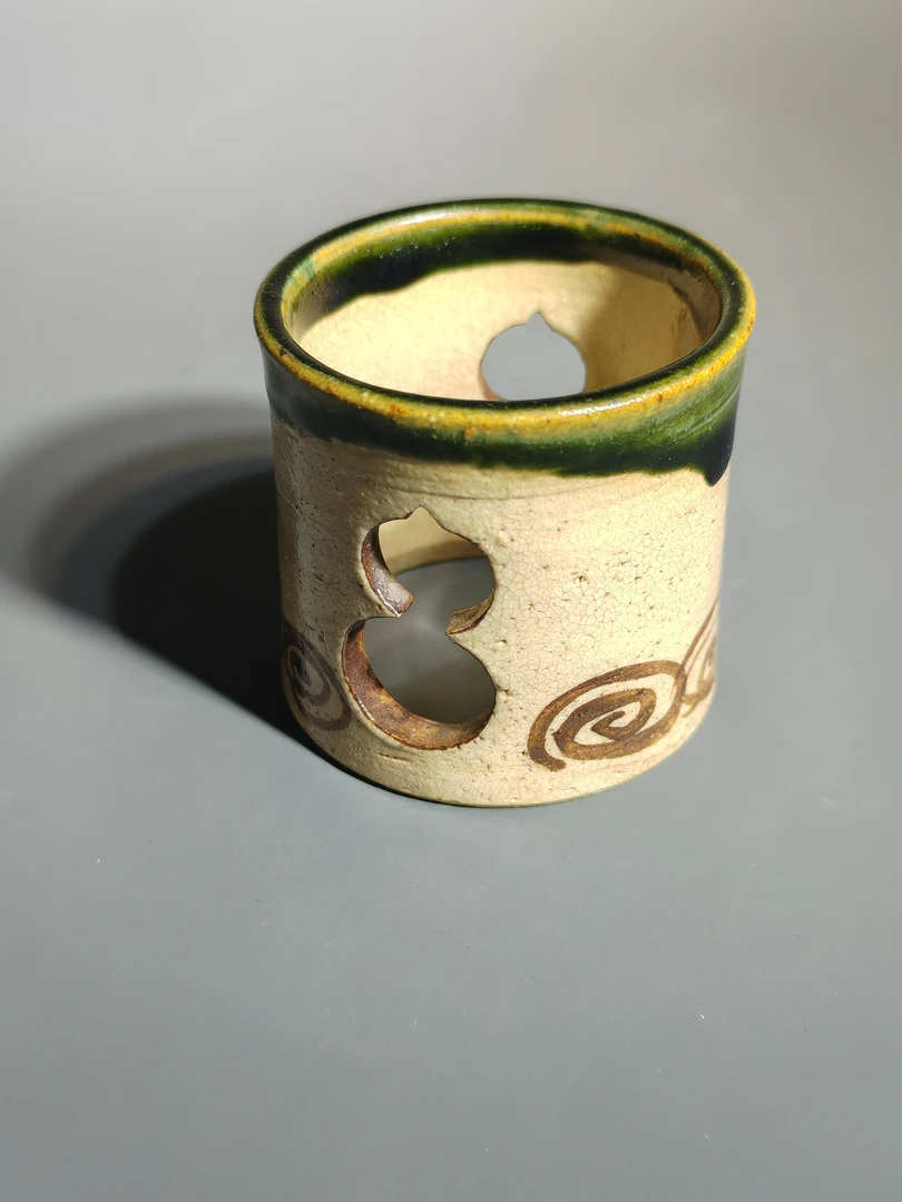 125镂空葫芦马，目文青织部烧名家带款盖置一个