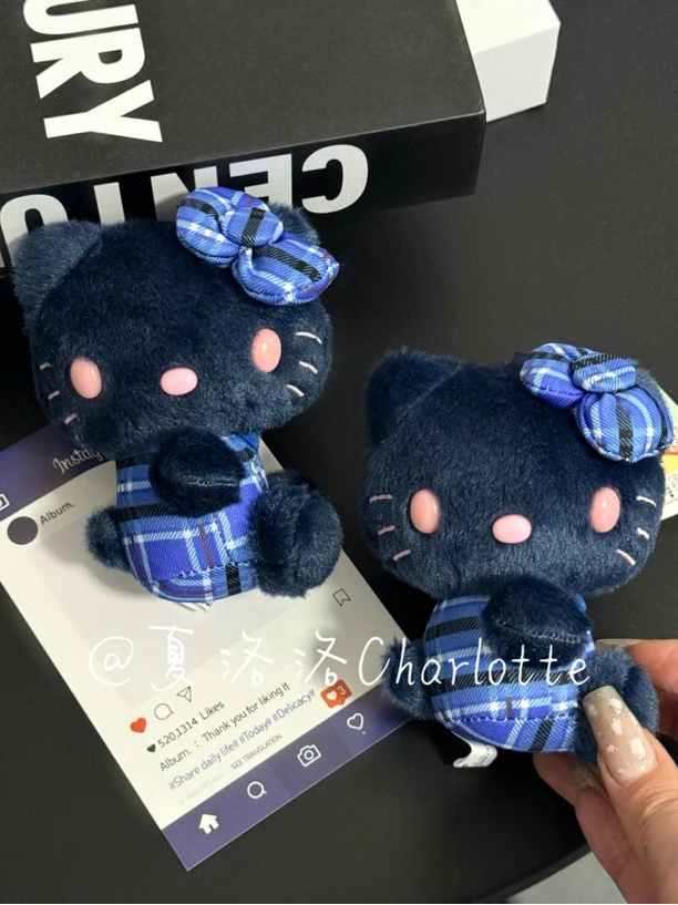 深蓝侧坐kitty挂件公仔英伦风猫玩偶书包小挂饰