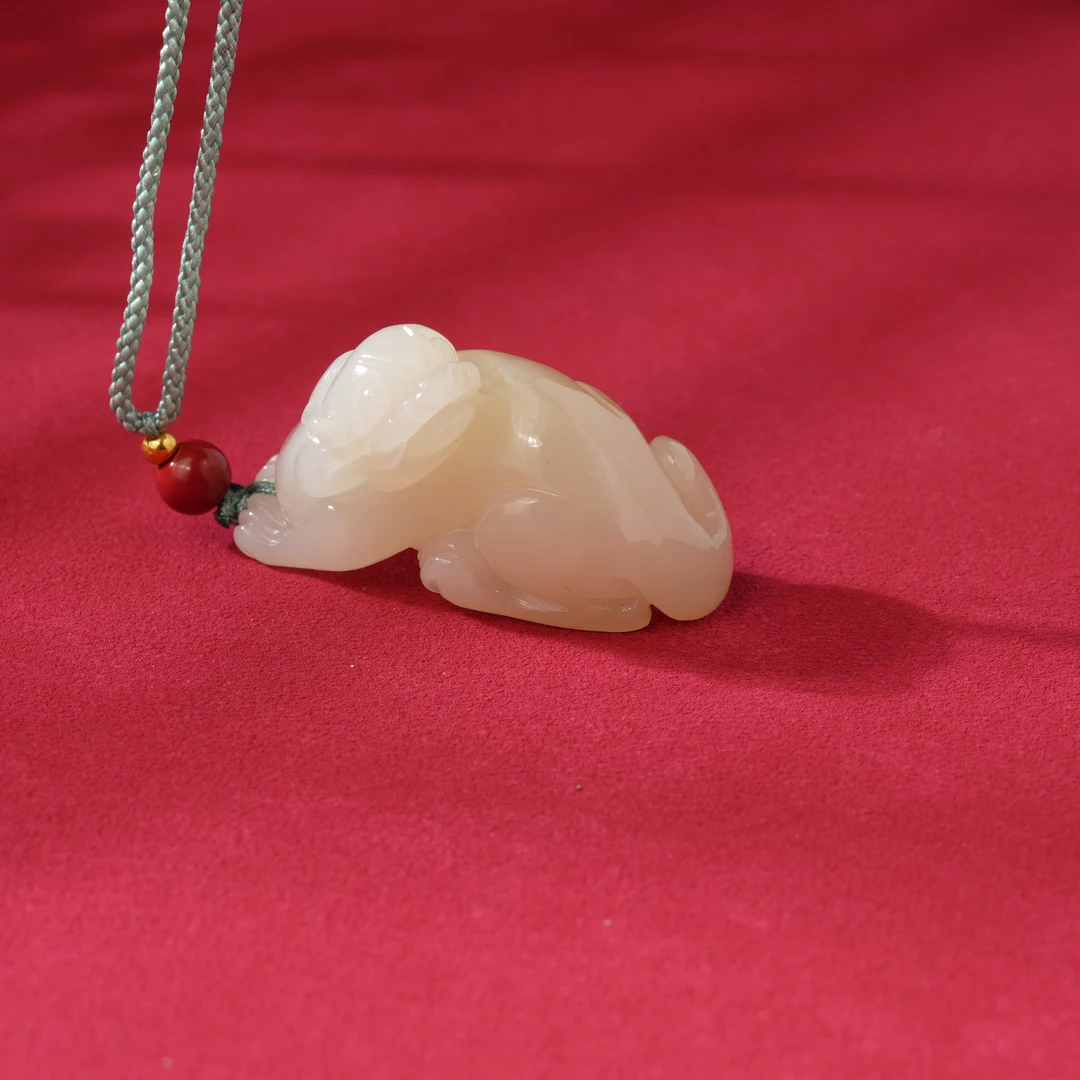 和田玉糖羊脂玉挂件（貔貅）