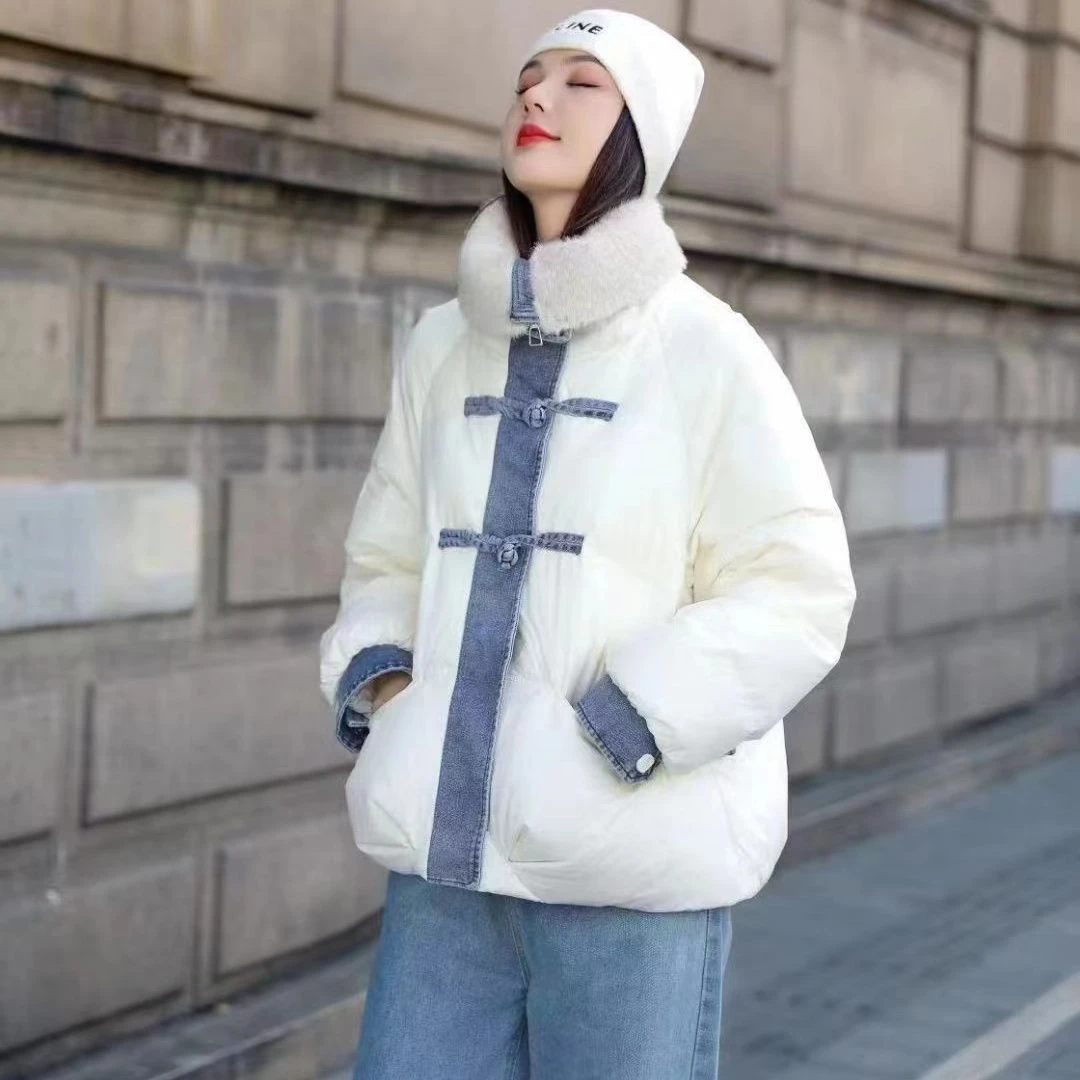 【新年大促】复古盘扣时尚羽绒服女2023冬季新娃娃领减龄牛仔拼接