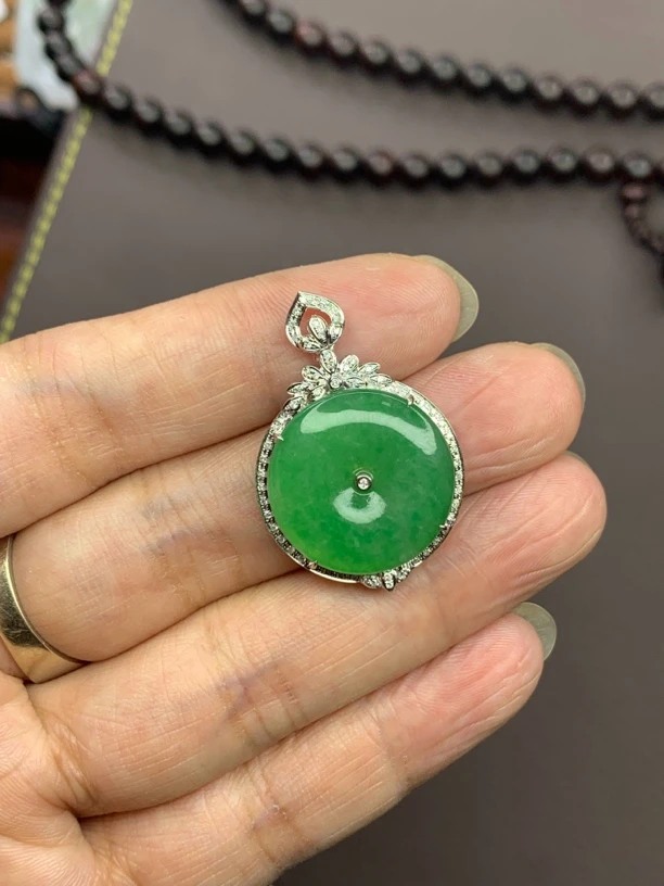 天然缅甸翡翠a货果绿平安扣镶嵌18k金吊坠