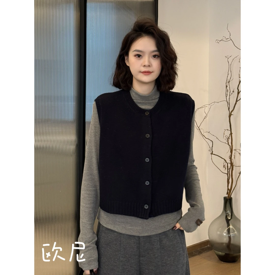 欧尼私服 2024秋冬 设计款单排扣圆领针织马夹上衣 B4573