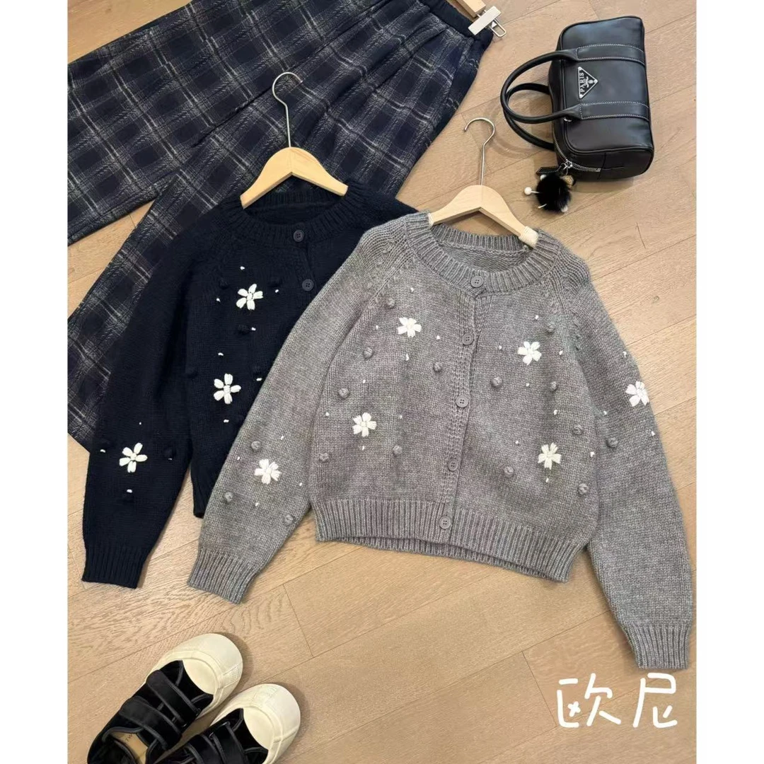 欧尼私服 小众设计款极简百搭单排扣花朵刺绣针织毛衣 2411B5575