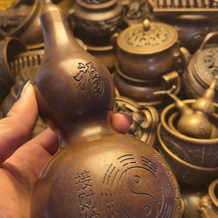 铜器摆件工艺品店