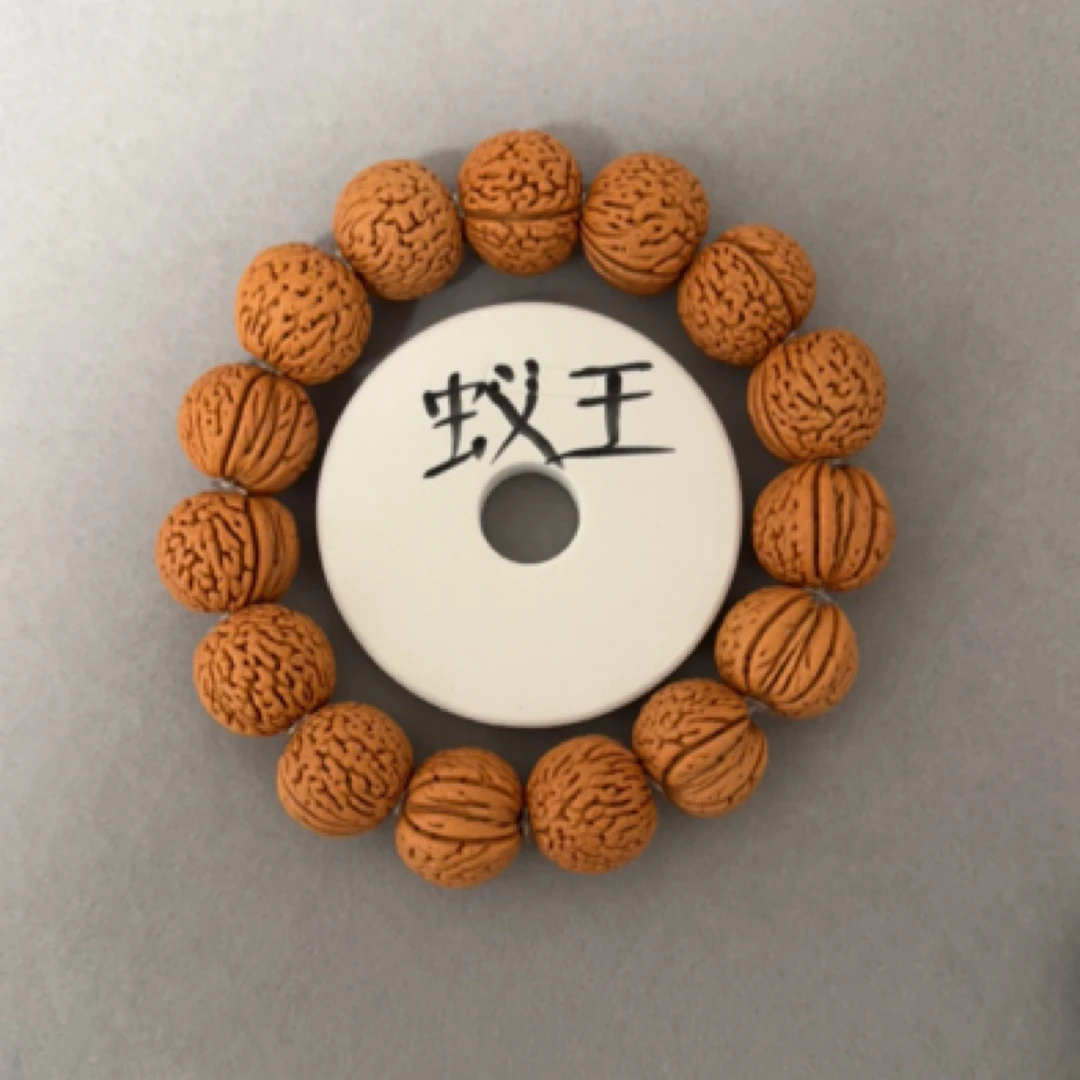 白月光：桃核类骨质密度天花板，压手感极强手把件男士随身把玩