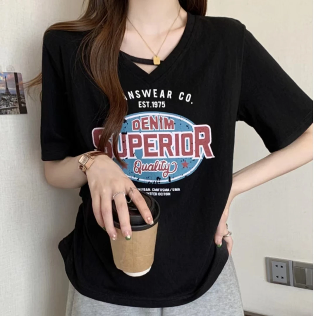 时尚V领斜杠字母图案T恤女上衣显瘦雪花短袖2023休闲夏季