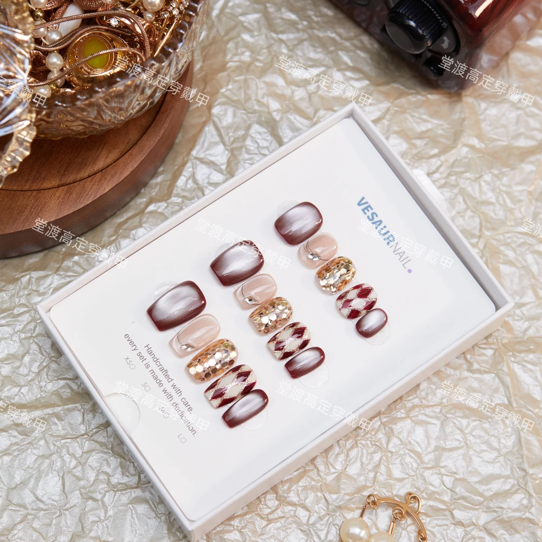 《红格纹》纯手工穿戴甲贴片ins秋冬款手绘菱形格纹酒红显白美甲贴