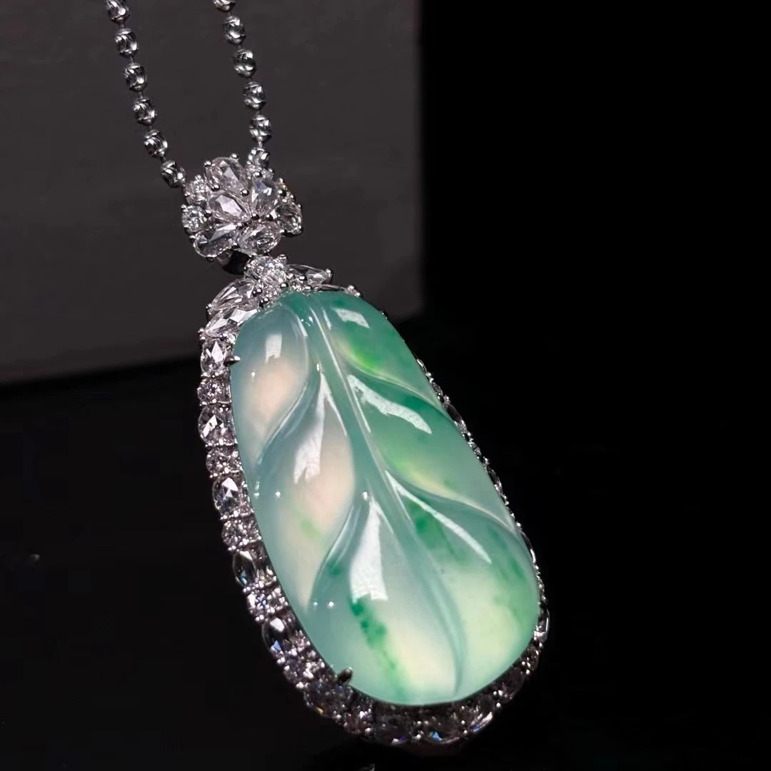 缅甸天然翡翠A货高冰飘花叶子吊坠18K金豪华镶嵌气质款时尚款