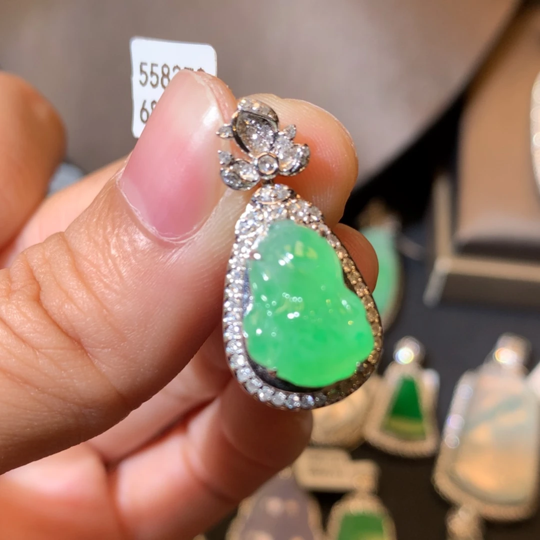 【闪购商品】翡翠吊坠(不含链)18K金镶嵌