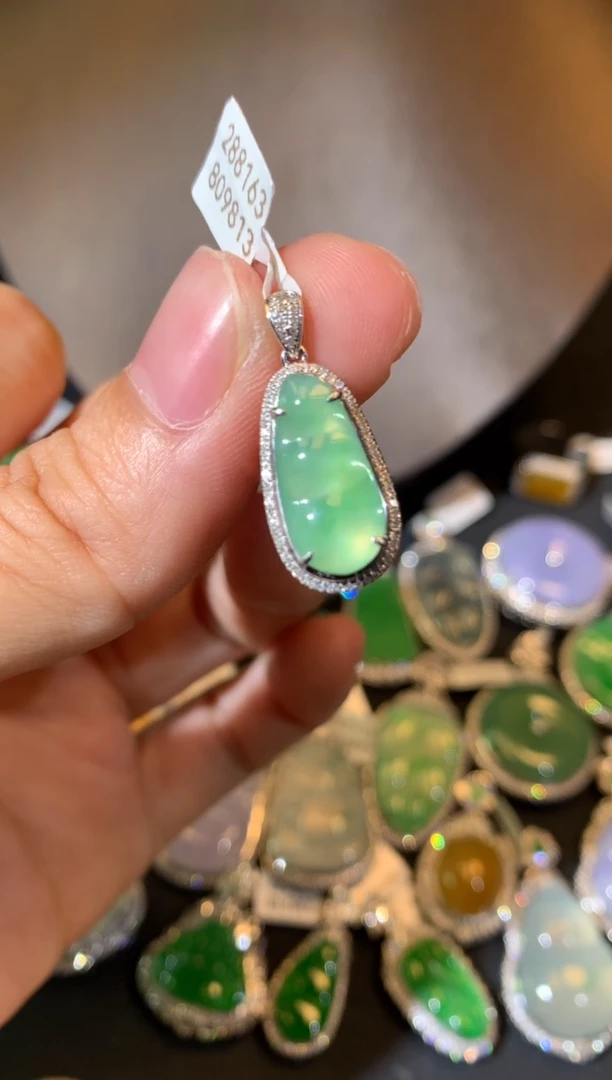 【闪购商品】翡翠吊坠(不含链)18K金镶嵌吊坠