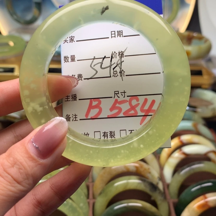 【闪购商品】蛇纹石玉手镯未镶嵌睡**?