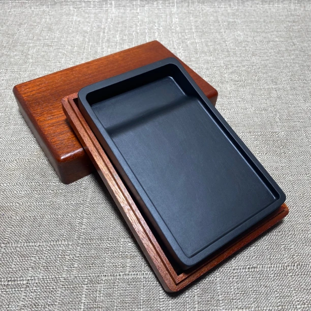 歙砚爬坡式素砚 龙潭坑黑龙潭 14.5×8.8×2.5cm 实木盒