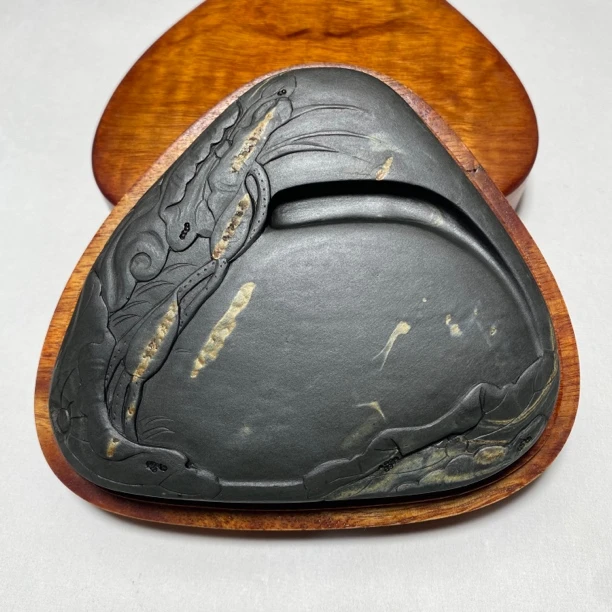 荷趣 龙尾老坑水舷坑水波金晕 11×9.5×2厘米 香樟木盒