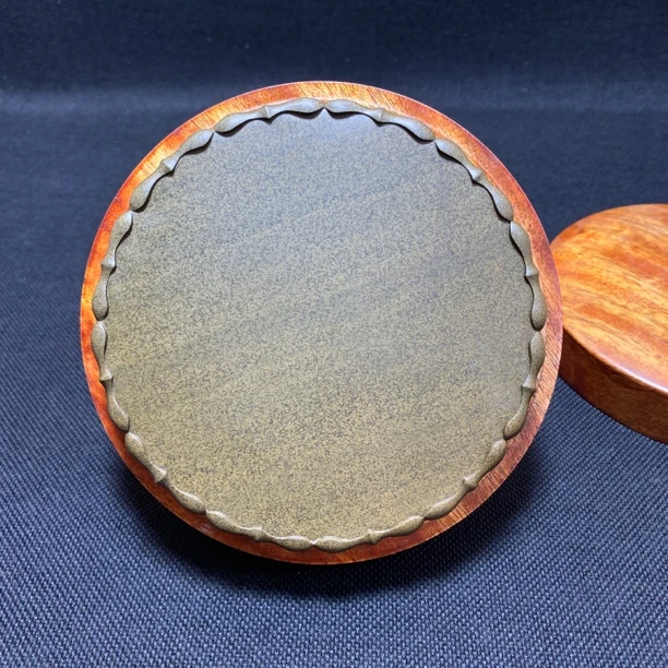 莲花砚 济源坑鱼子 12.8×1.8厘米 香樟木盒