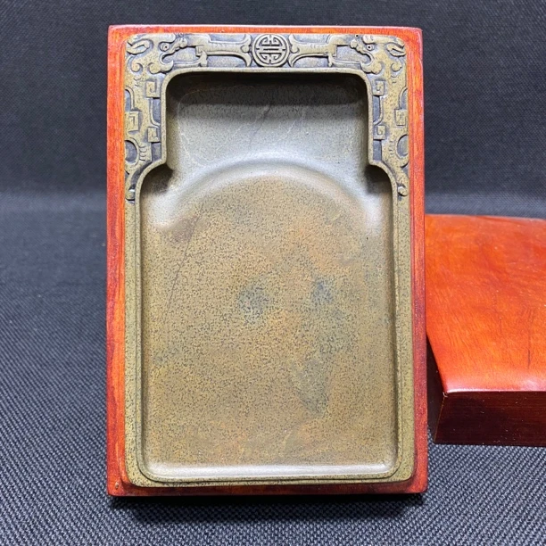 夔龙砚 济源坑黄鱼子 15.2×9.6×2厘米 香樟木盒