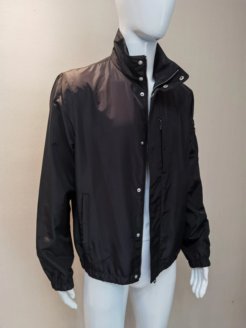 Prada/普拉达男士黑色经典三角标尼龙夹克PJ003