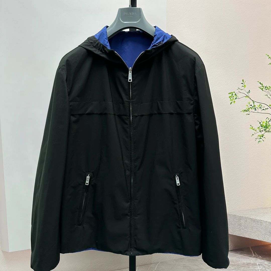 全新未使用 Prada/普拉达 男士正黑反蓝连帽休闲夹克PJ051时尚
