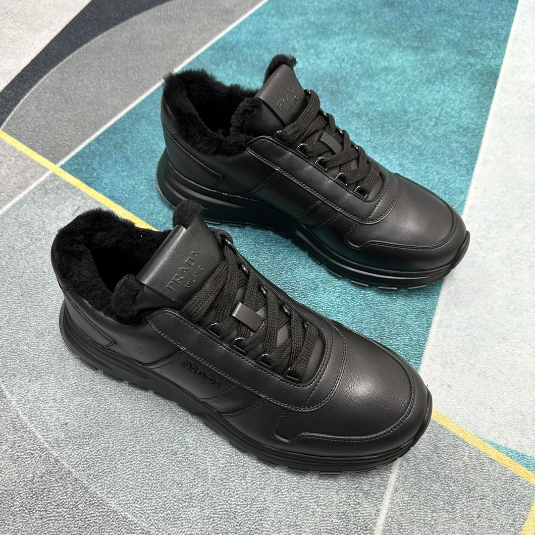 全新未使用 Prada/普拉达 男士黑色皮毛一体休闲鞋PX225加绒保暖