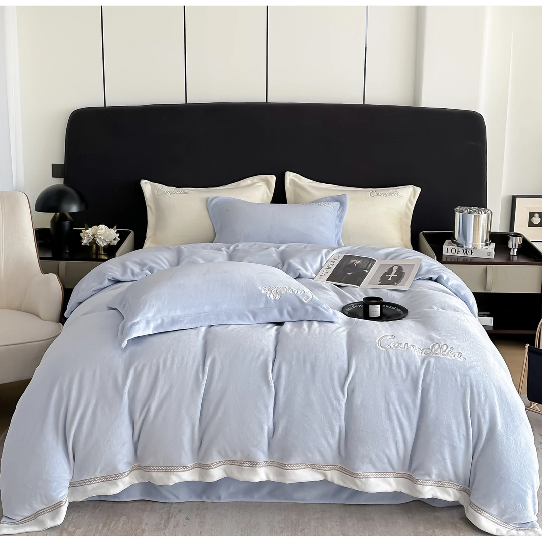 【晴美】高克重牛奶绒宽边刺绣四件套-埃琳娜系列-天空蓝