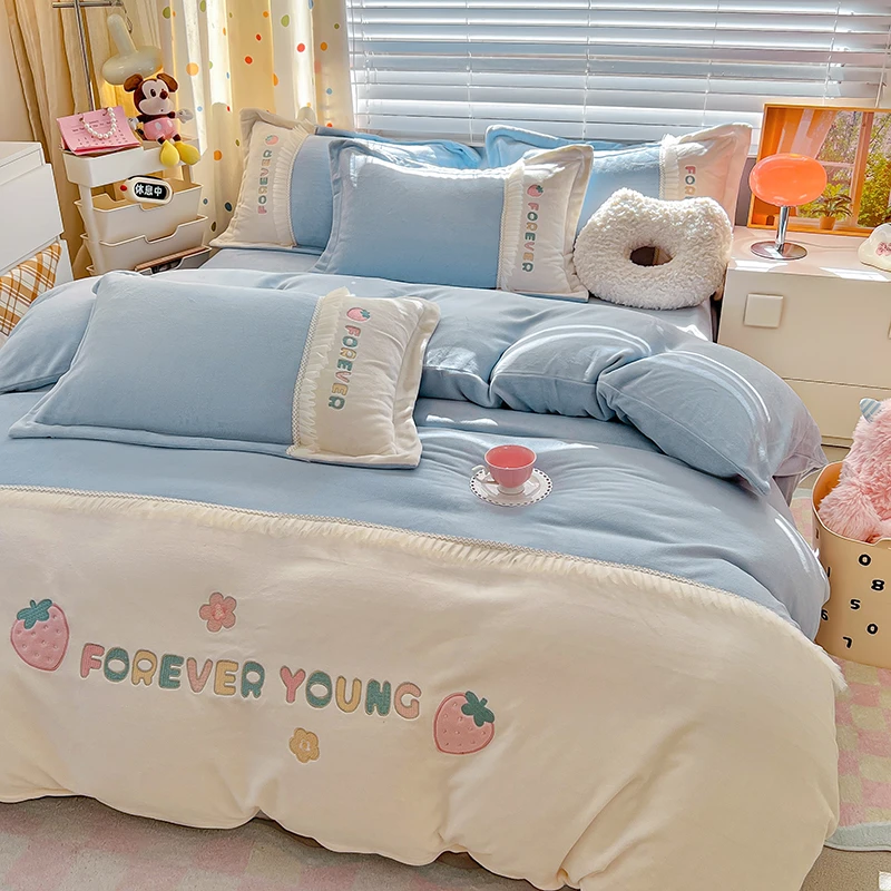 【晴美】刺绣牛奶绒花边拼接四件套-小草莓-蓝色
