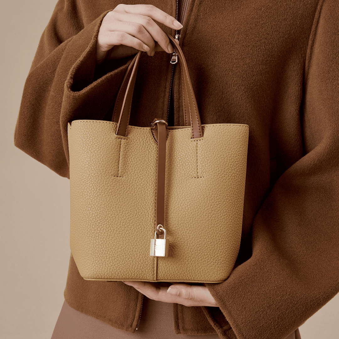 百思图2023冬季新款时尚简约休闲水桶包单肩斜挎包女X3273DX3